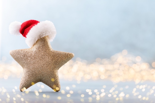 Stella di Natale su sfondo bokeh. Concetto di celebrazione delle vacanze di Natale. Biglietto d'auguri.