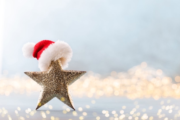 Stella di Natale su sfondo bokeh. Concetto di celebrazione delle vacanze di Natale. Biglietto d'auguri.