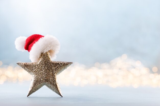 Stella di Natale su sfondo bokeh di fondo. Concetto di celebrazione di vacanze di Natale. Biglietto d'auguri.