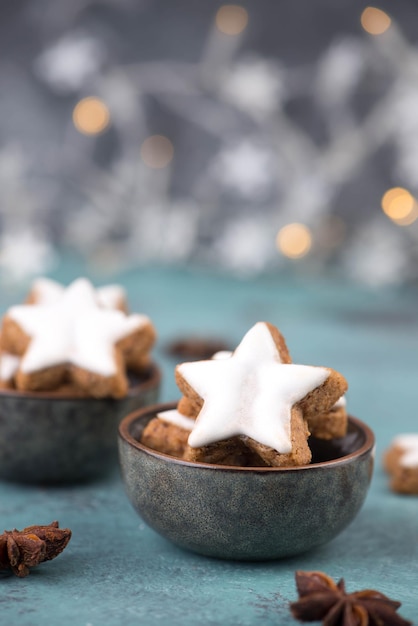 Stelle alla cannella, biscotti di natale tedeschi tradizionali, pan di zenzero