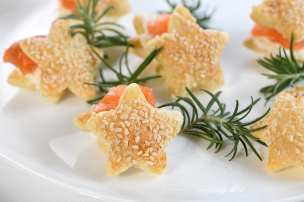 Stelle di pasta sfoglia con salmone e formaggio