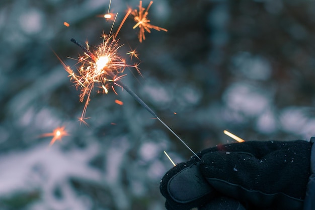 Stelle filanti che bruciano in una mano all'aperto