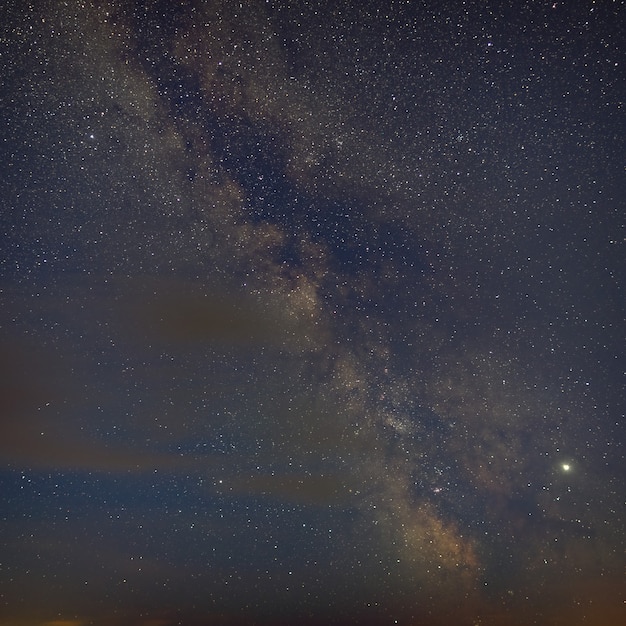 Stelle luminose della galassia della Via Lattea nel cielo notturno. Lo spazio esterno fotografato con una lunga esposizione.