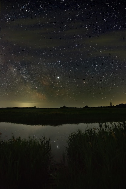 Stelle luminose della galassia Via Lattea sul fiume nel cielo notturno