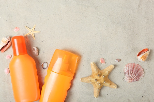 Stelle marine conchiglie di sabbia e prodotti per la protezione solare