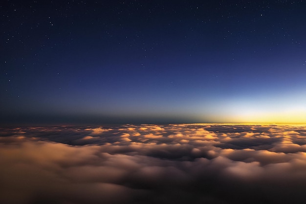 Stelle sopra i cumuli sotto i raggi del sole al tramonto