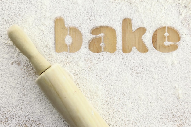 Stencil word bake fatto con farina su tavola di legno
