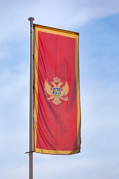 Stendardo del Montenegro che sventola in cima al suo palo