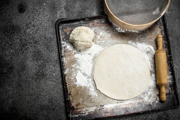 Stendete la pasta per la pizza