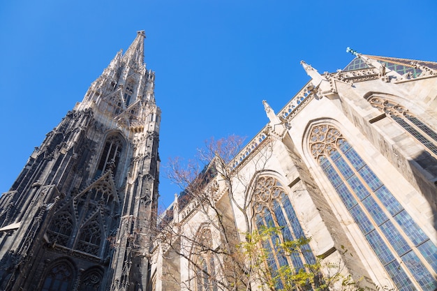 Stephansdom a Vienna, Austria con cielo blu.