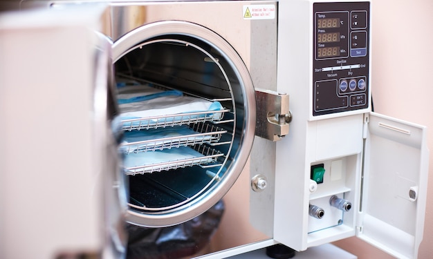 Sterilizzazione in autoclave in odontoiatria. Sterilizzatore moderno dell'autoclave del laboratorio per la pulizia degli strumenti dentali nel reparto di sterilizzazione di odontoiatria