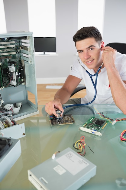 Stetoscopio allegro bello della tenuta dell&#39;ingegnere di computer