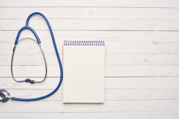 Stetoscopio blocco di nota trattamento di medicina vista superiore foto di alta qualità