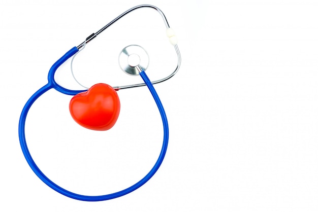 Stetoscopio blu isolato e cuore rosso su sfondo bianco