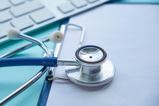 Stetoscopio con appunti e laptop sulla scrivania Medico che lavora in ospedale scrivendo una prescrizione
