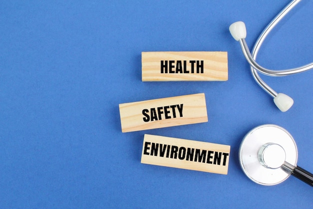 stetoscopio con le parole Health Safety Environment o HSE. concetto di sicurezza sanitaria