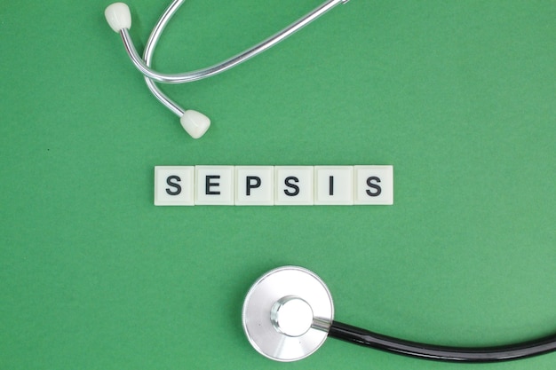 stetoscopio con parola alfabeto sepsi. concetti sanitari e medici
