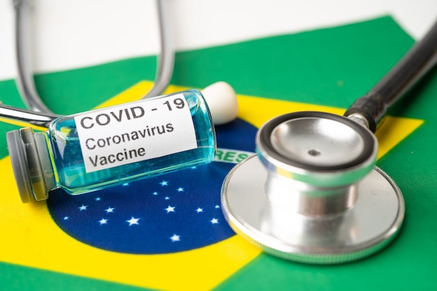 Stetoscopio con vaccino contro il coronavirus Covid-19 sulla bandiera brasiliana.