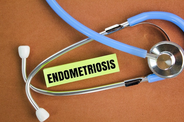 stetoscopio e carta colorata con la parola endometriosi il concetto di ovario femminile