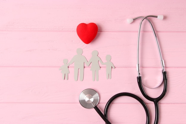 Stetoscopio e cuore su una vista dall'alto di sfondo colorato. Medicina di famiglia. Foto di alta qualità