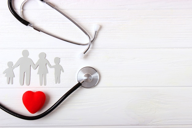 Stetoscopio e cuore su una vista dall'alto di sfondo colorato. Medicina di famiglia. Foto di alta qualità