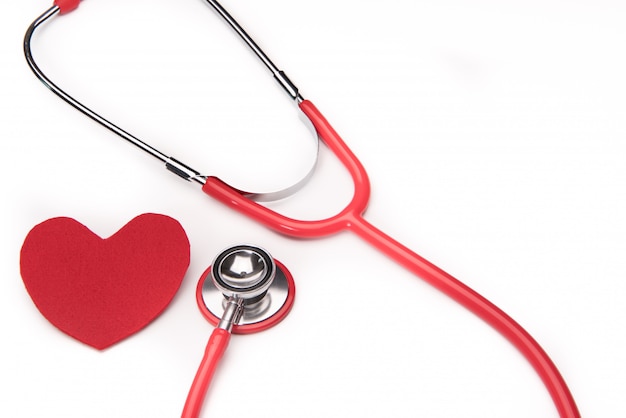 Stetoscopio e simbolo del cuore rosso, assistenza sanitaria, medicina e assicurazione