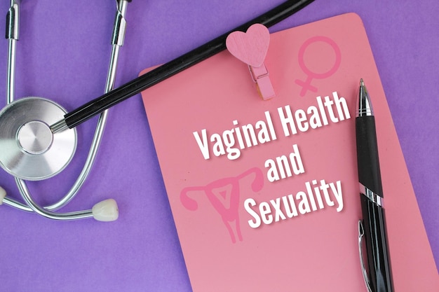 stetoscopio e un cartello rosa con le parole salute vaginale e sessualità