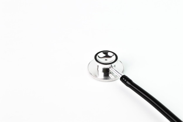 Stetoscopio isolato su uno sfondo bianco Immagine concettuale