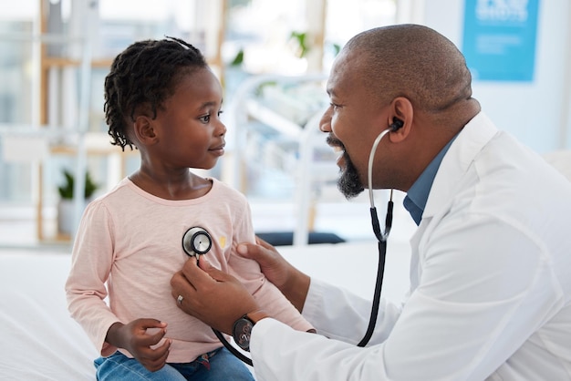 Stetoscopio medico per bambini e lavoratore ospedaliero consultivo in esame assicurativo medico o test polmonare Sorriso felice o dipendente sanitario pediatra con paziente ragazza in cardiologia medica per bambini