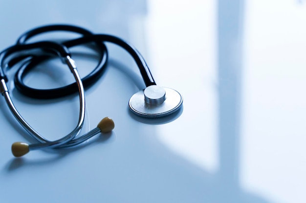 Stetoscopio medico su tavolo medico leggero in clinica concetto di assistenza sanitaria foto di alta qualità