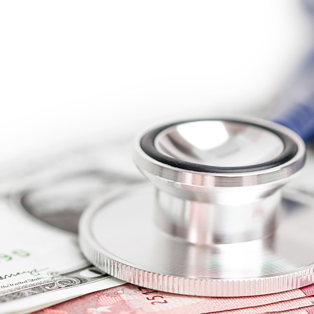 Stetoscopio medico sulle banconote medicina costosa salute finanziaria medici stipendio assicurazione sanitaria e costo delle cure mediche