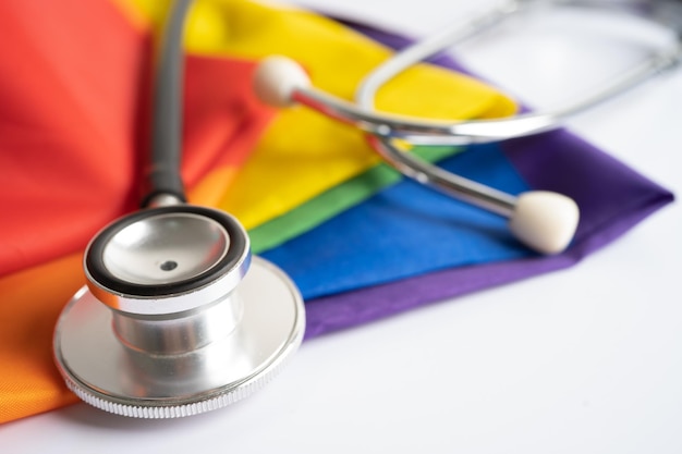 Stetoscopio nero sulla bandiera dell'arcobaleno simbolo di sfondo del mese dell'orgoglio LGBT celebrare annuale a giugno simbolo sociale dei diritti umani e della pace gay lesbiche bisessuali transgender