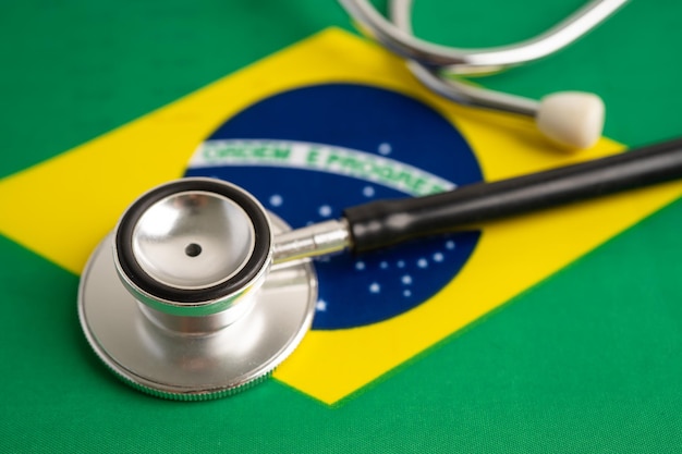 Stetoscopio nero sullo sfondo della bandiera del Brasile Concetto di affari e finanza