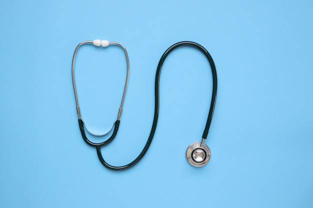 Stetoscopio sul concetto di assistenza sanitaria sfondo blu