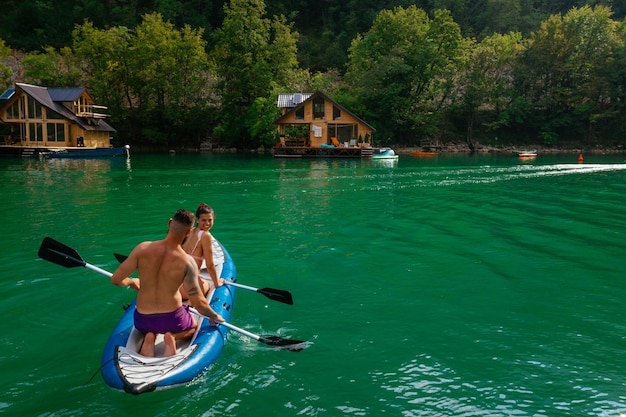 Stiamo andando in canoa verso l'ignoto insieme