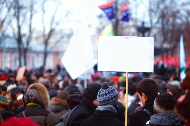 Stiamo insieme, inquadratura posteriore di un gruppo di manifestanti