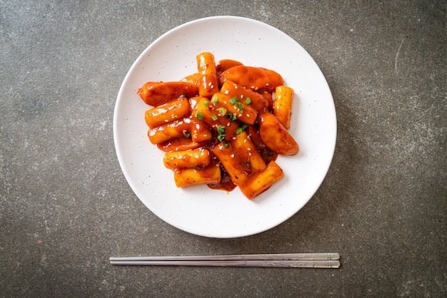 Stick di torta di riso coreano con salsiccia in salsa piccante (Tteokbokki) - Stile di cibo coreano