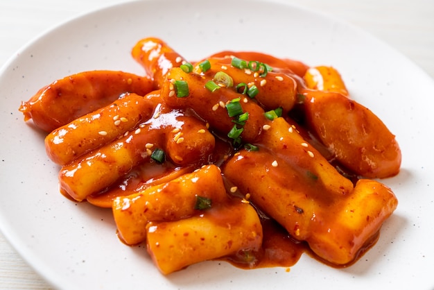 Stick di torta di riso coreano con salsiccia in salsa piccante (Tteokbokki) - Stile di cibo coreano