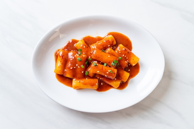 Stick di torta di riso coreano in salsa piccante (Tteokbokki) - Stile di cibo coreano