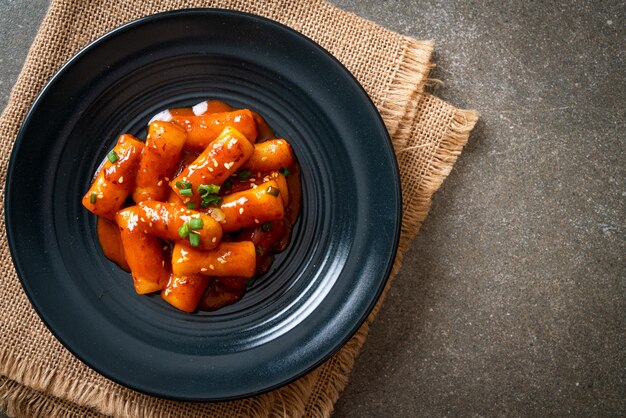 Stick di torta di riso coreano in salsa piccante (Tteokbokki) - Stile di cibo coreano