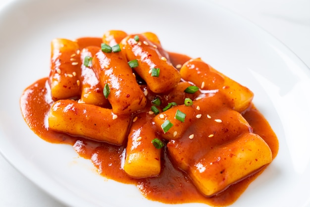 Stick di torta di riso coreano in salsa piccante (Tteokbokki) - Stile di cibo coreano