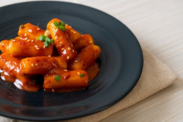 Stick di torta di riso coreano in salsa piccante (Tteokbokki) - Stile di cibo coreano