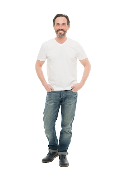 Stile casual per adattarsi alla sua personalità. Uomo barbuto in stile casual isolato su bianco. Tendenze casuali. Look casual del modello di moda maturo. Guardaroba alla moda per uomini moderni. Moda e stile.