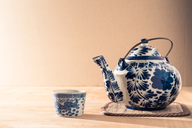 Stile cinese ceramico della teiera sulla tavola di legno.