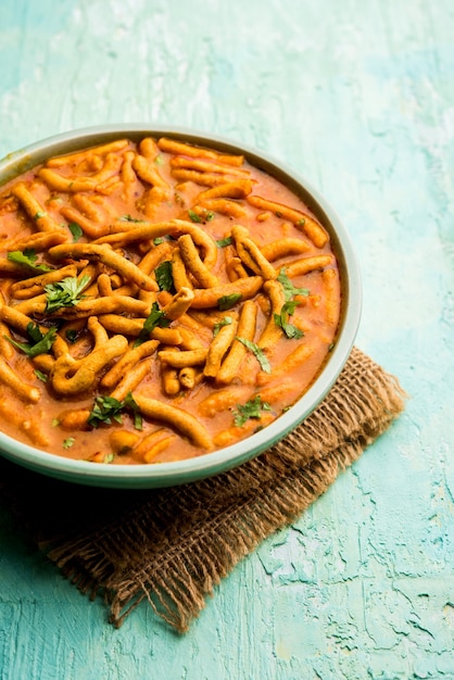 Stile Dhaba Sev bhaji, sabzi, curry fatto in curry di pomodoro con gathiya o ganthia shev, servito in una ciotola o karahi, messa a fuoco selettiva