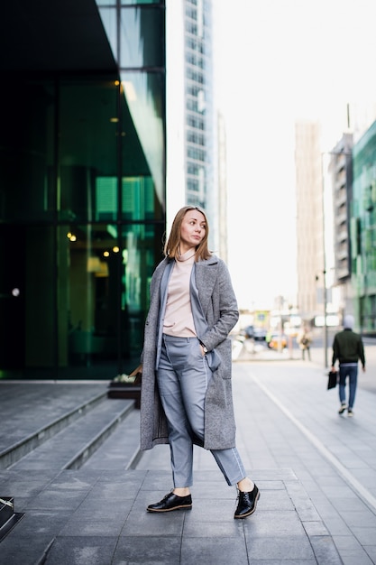 Stile di donne d'affari. Donna che va a lavorare.