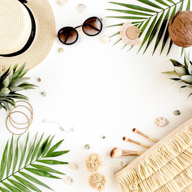 Stile di strada estivo femminile Cornice di accessori da donna Abito con cappello di paglia, borsa, occhiali da sole e ananas, vista dall'alto, disposizione piatta