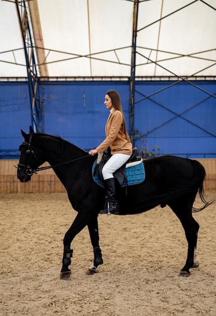 Stile di vita attivo campagna a cavallo Equitazione bella signora presso l'azienda agricola