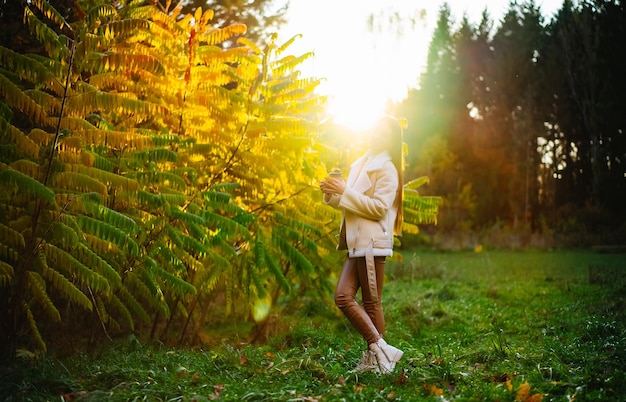 Stile di vita autunno ragazza rilassante Ritratto di bella giovane donna seduta sulla natura