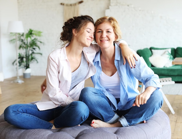 Stile di vita concetto di famiglia e persone Felice giovane donna e sua madre a casa